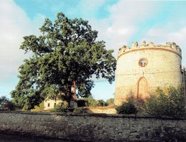 Mittelalterlicher Rundturm im Gutshof