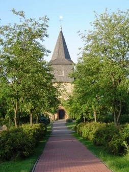 Weg zur Kirche / Foto: Eckhard Hallemann